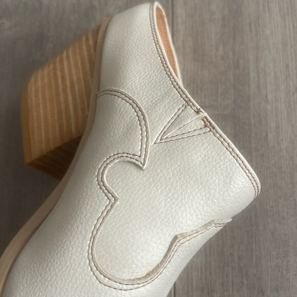 CYAN size 7.5 new without box Yellow Box Women's Ivory Mules - Picture 6 of 10